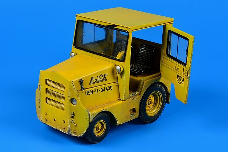 1:32 UNITED TRACTOR GC340-4/SM-340 tow tractor (with cab)